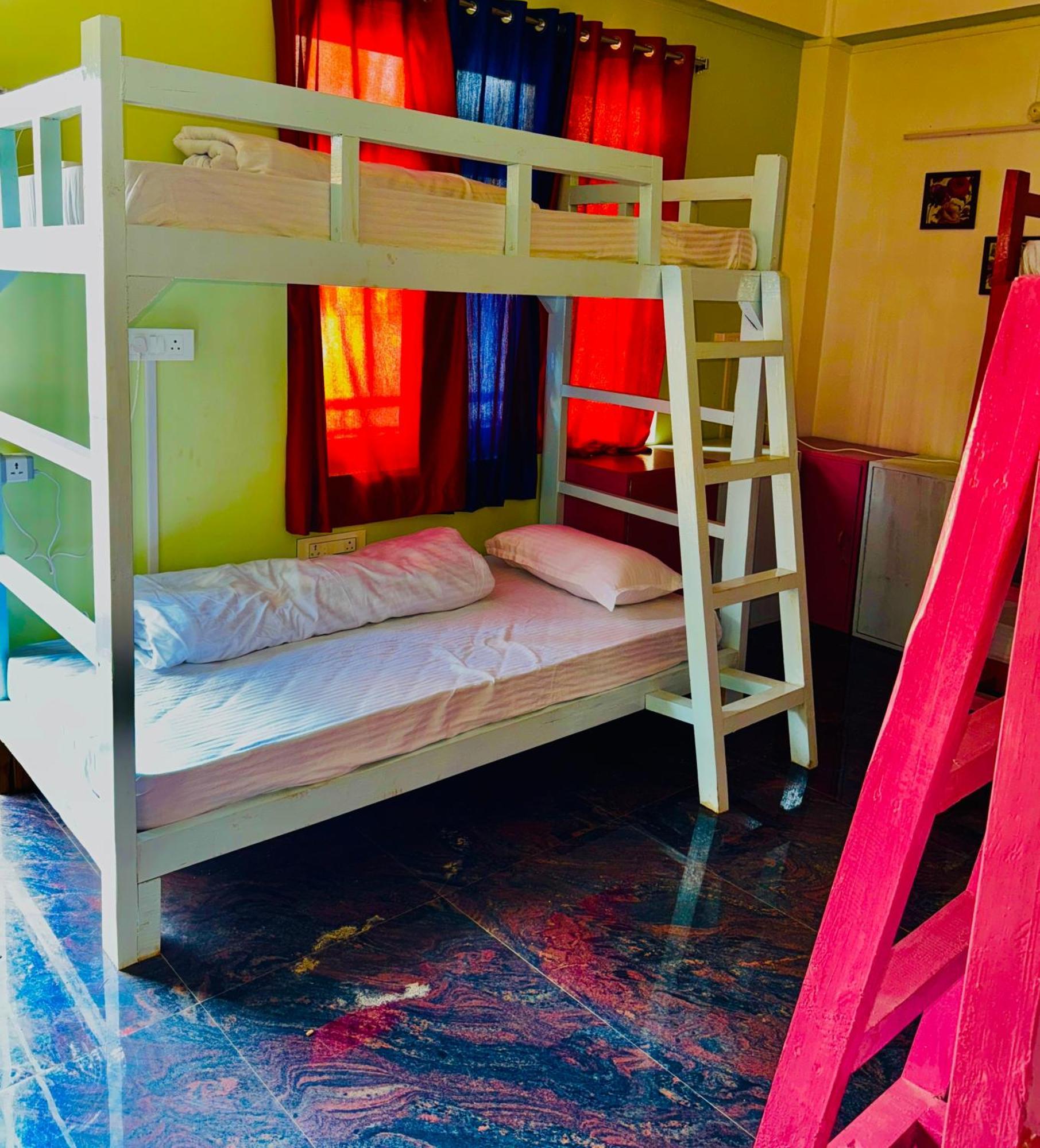 Xtsy Travellers Hostel Σιλόνγκ Εξωτερικό φωτογραφία