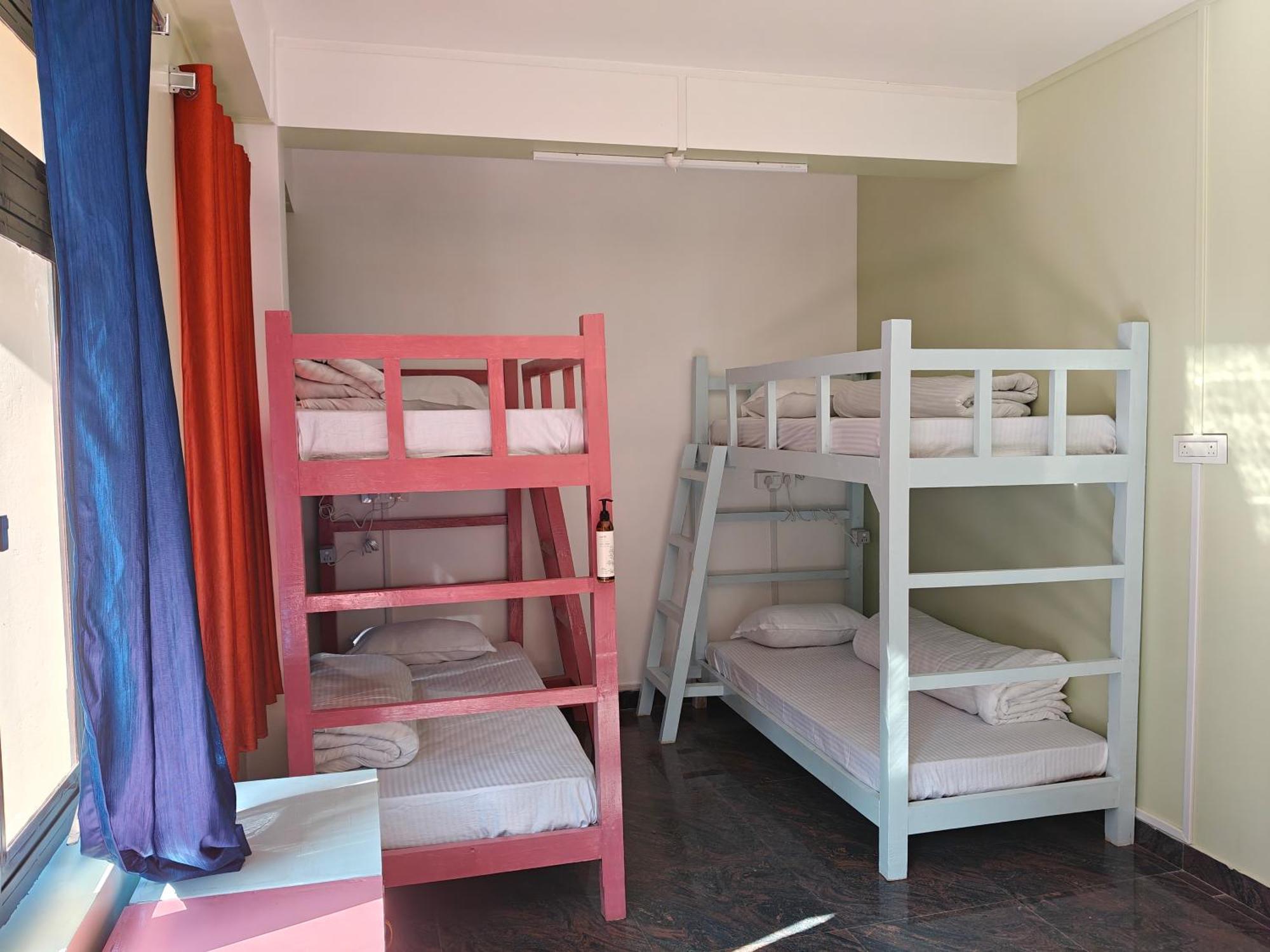 Xtsy Travellers Hostel Σιλόνγκ Δωμάτιο φωτογραφία