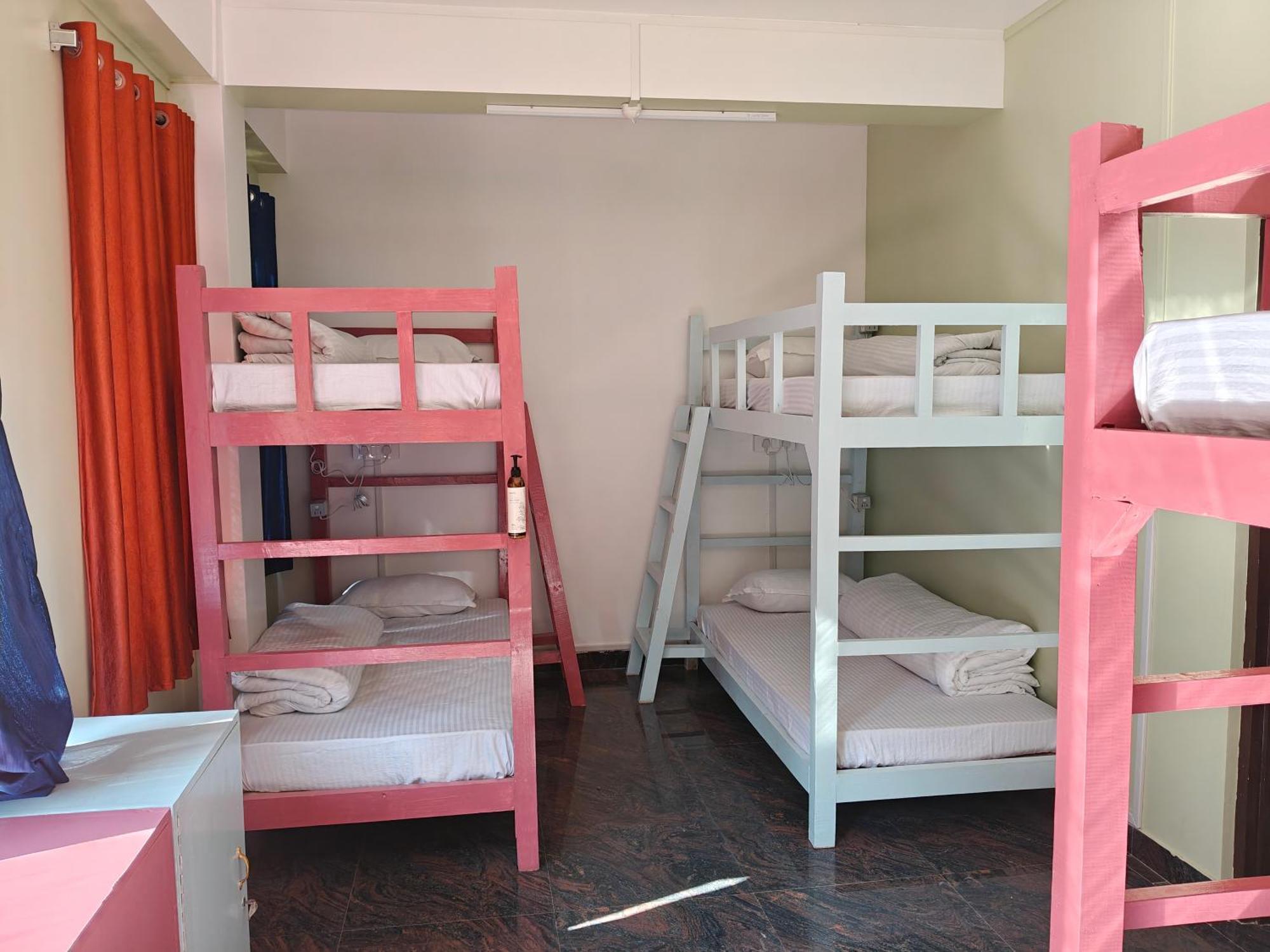 Xtsy Travellers Hostel Σιλόνγκ Δωμάτιο φωτογραφία